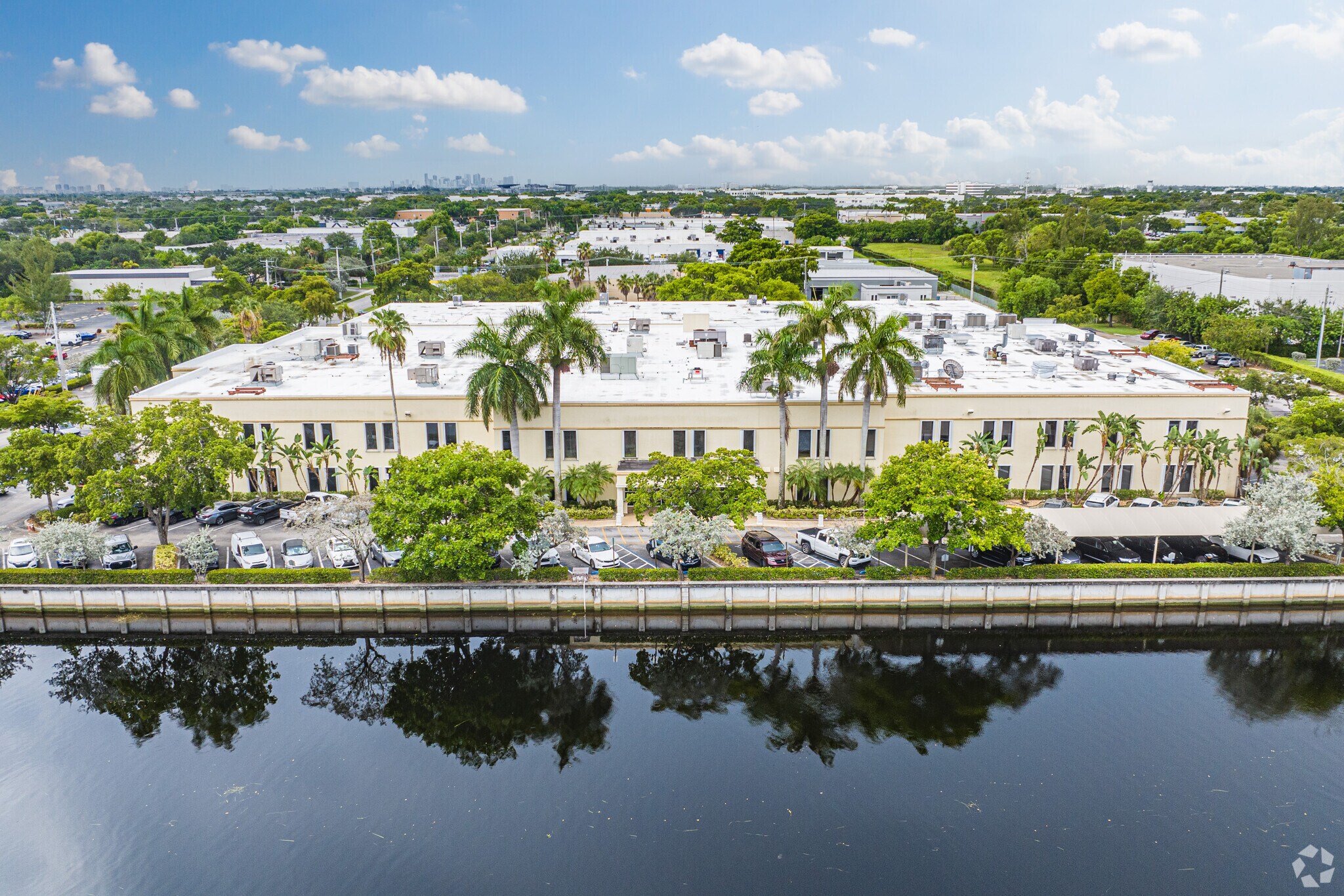 895 SW 30th Ave, Pompano Beach, FL à louer Photo de l’immeuble– Image 1 sur 22