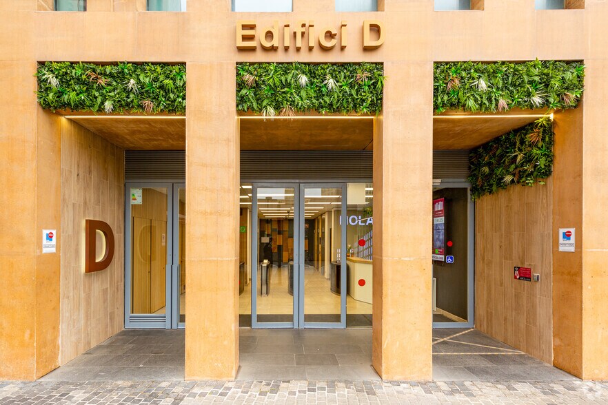 Avinguda del Carrilet, L'Hospitalet de Llobregat, Barcelona à louer - Photo de l’immeuble – Image 3 sur 3