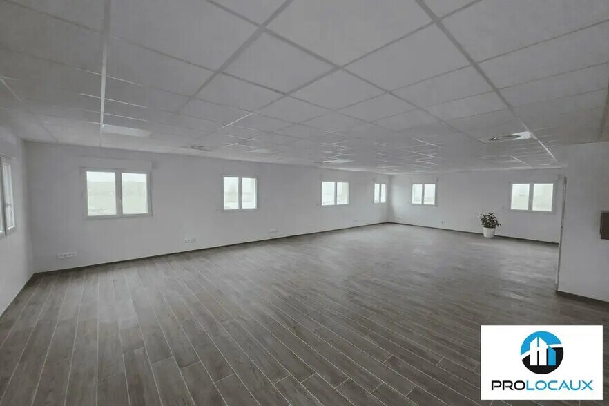 Bureau dans Villers-Bocage à louer - Photo intérieure – Image 1 sur 3