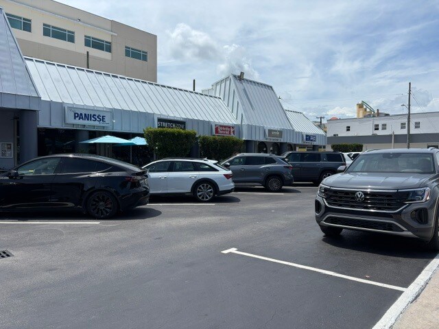 7304 SW 57th Ave, South Miami, FL à louer - Photo de l’immeuble – Image 3 sur 8