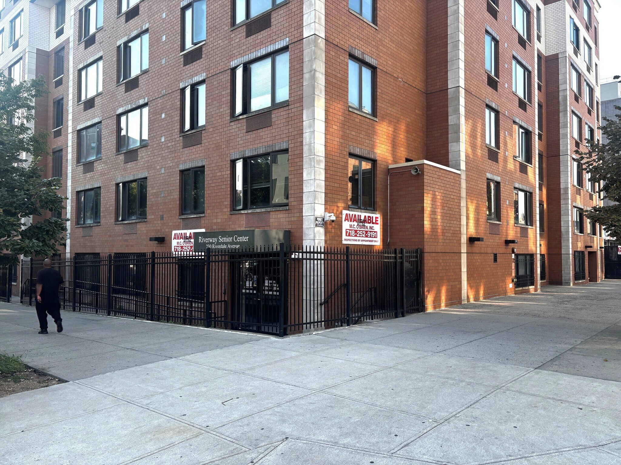 230 Riverdale Ave, Brooklyn, NY à louer Photo de l’immeuble– Image 1 sur 11