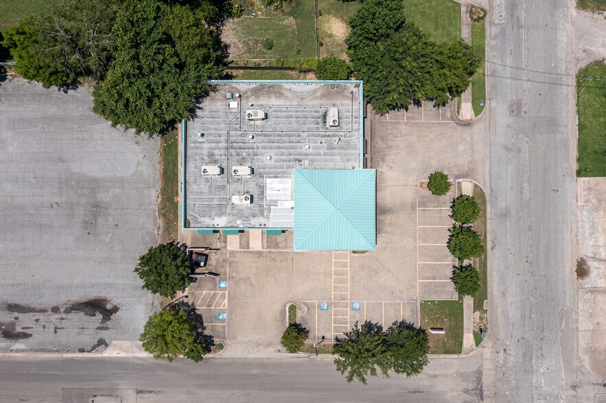 201 W 5th St, Bonham, TX à louer - Photo de l’immeuble – Image 3 sur 49