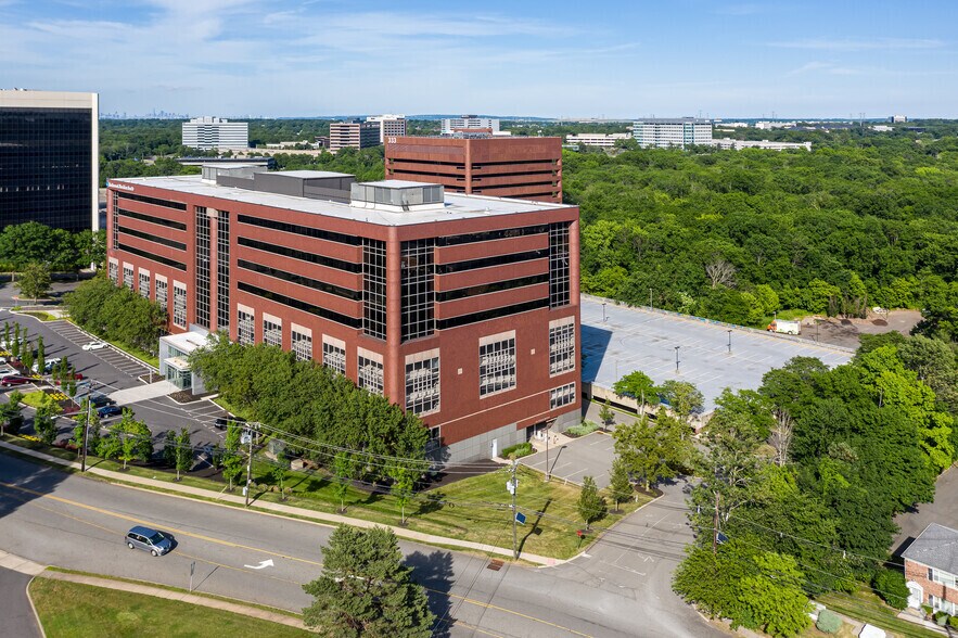 343 Thornall St, Edison, NJ à louer - Photo de l’immeuble – Image 2 sur 6