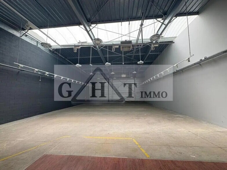 Industriel/Logistique dans Vaux-le-Pénil à vendre - Photo de l’immeuble – Image 3 sur 8