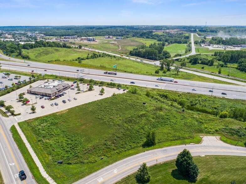 2830 Commerce Dr, Coralville, IA à vendre - Photo de l’immeuble – Image 3 sur 14