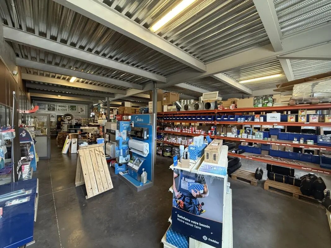Industriel/Logistique dans Fréjus à louer Photo de l’immeuble– Image 1 sur 15