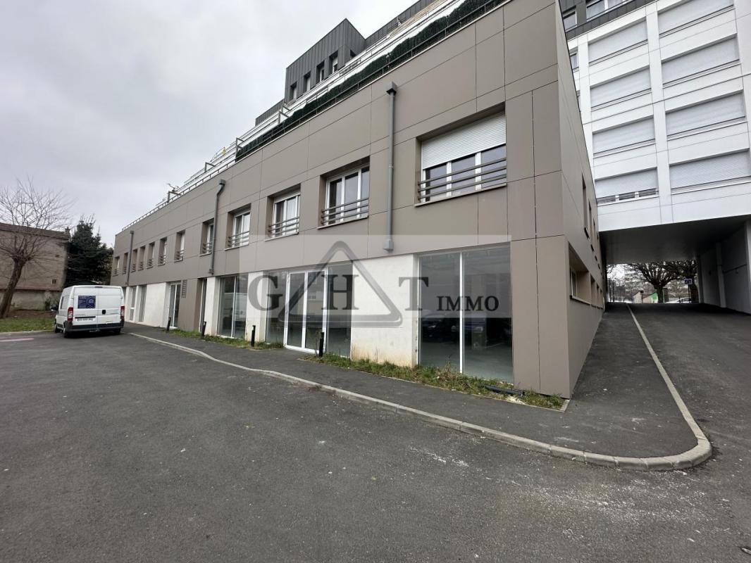 Local commercial dans Ivry-sur-Seine à vendre Photo de l’immeuble– Image 1 sur 3