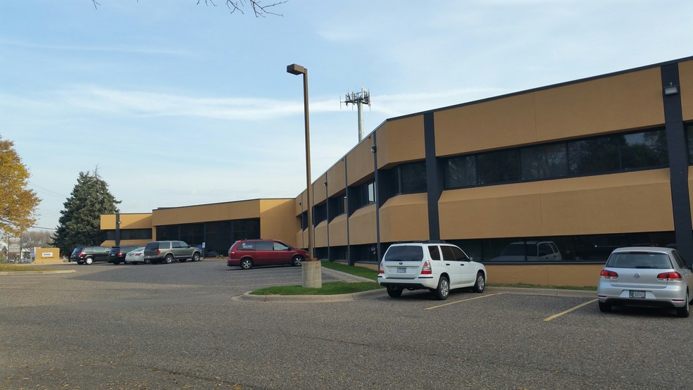 1710 Douglas Dr N, Golden Valley, MN à louer - Photo de l’immeuble – Image 1 sur 1