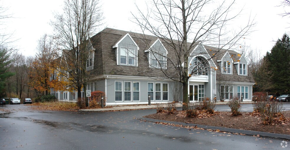 111 Simsbury Rd, Avon, CT à louer - Photo de l’immeuble – Image 2 sur 69