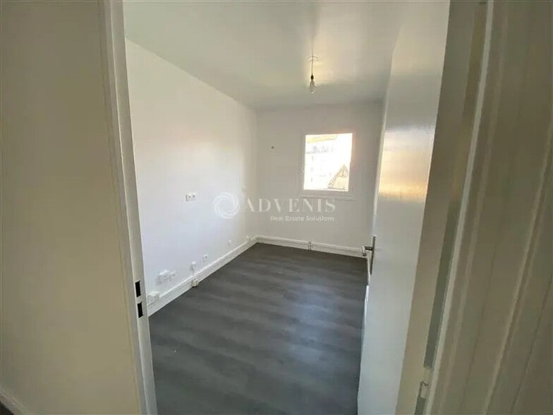 Bureau dans Poissy à vendre - Photo de l’immeuble – Image 3 sur 10