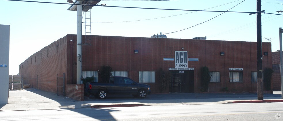 11626 Tuxford St, Sun Valley, CA à louer - Photo de l’immeuble – Image 3 sur 3