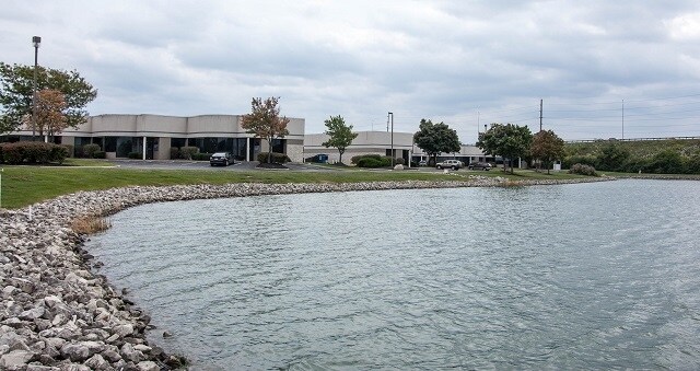 651 Lakeview Plaza Blvd, Worthington, OH à louer - Photo de l’immeuble – Image 3 sur 6