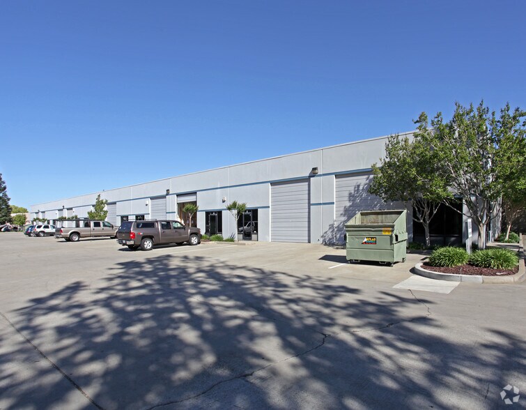3310 Monier Cir, Rancho Cordova, CA à louer - Photo principale – Image 1 sur 3