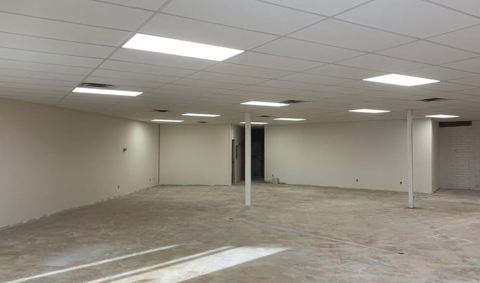 16630 109th Ave NW, Edmonton, AB à louer - Photo intérieure – Image 3 sur 5