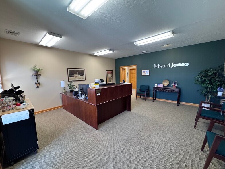 757 Graham Rd, Cuyahoga Falls, OH à louer - Photo de l’immeuble – Image 3 sur 15