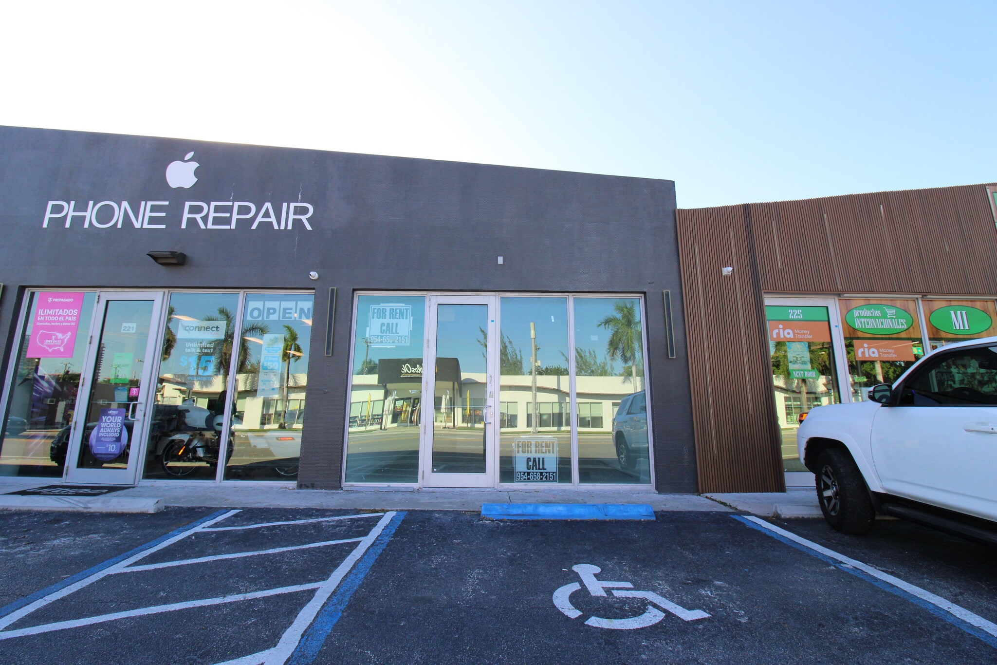 219-225 N Federal Hwy, Hallandale Beach, FL à louer Photo intérieure– Image 1 sur 6