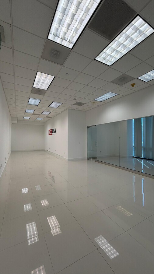 1200 Brickell Ave, Miami, FL 33131 - Lot 200 D-F - - Photo intérieure - Image 2 of 14