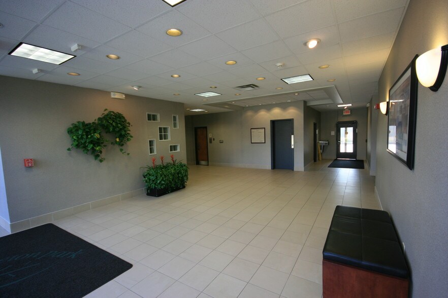 6535 E 82nd St, Indianapolis, IN à louer - Photo principale – Image 1 sur 1