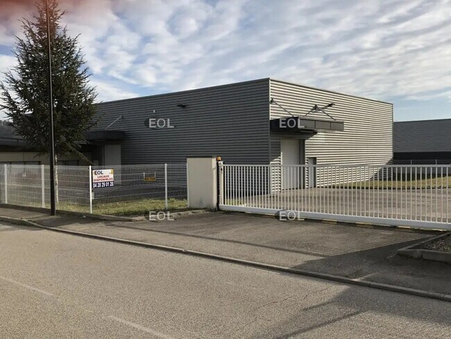 Plus de détails pour Local d'activités à louer