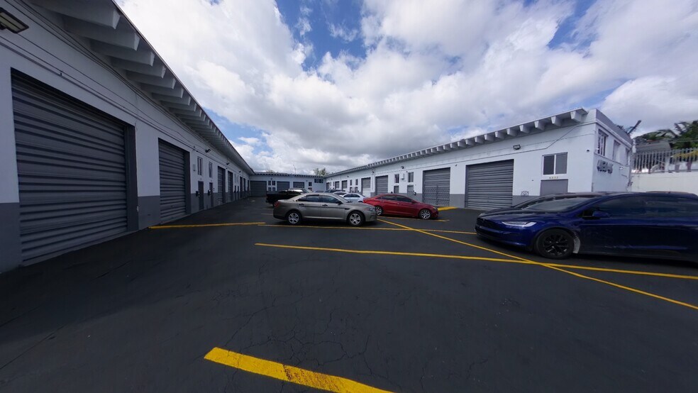 4630-4666 SW 75th Ave, Miami, FL à louer - Photo de l’immeuble – Image 3 sur 10