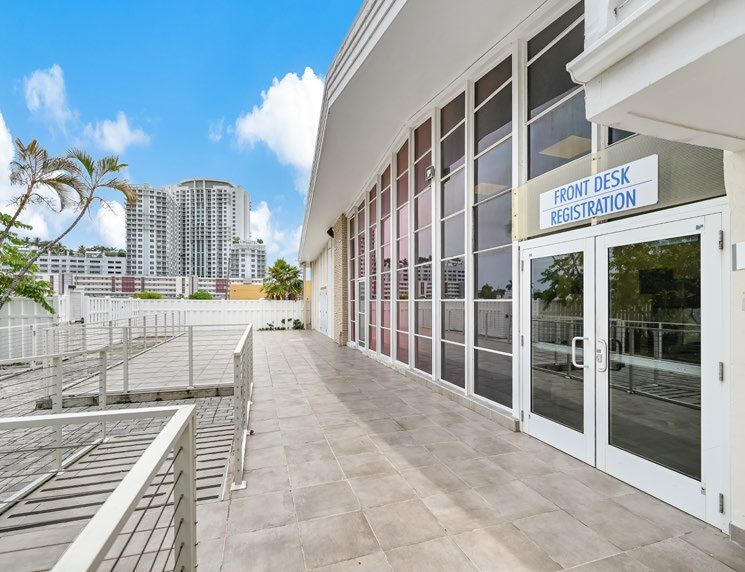 Downtown Hollywood Gardens Inn & Suites portefeuille de 2 biens à vendre sur LoopNet.fr - Photo de l’immeuble – Image 3 sur 10