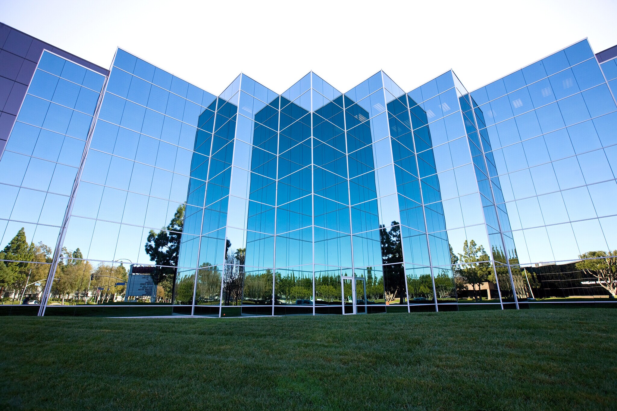 959 S Coast Dr, Costa Mesa, CA à louer Photo principale– Image 1 sur 10