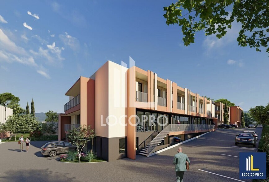 Bureau dans Roquebrune-sur-Argens à vendre - Photo de l’immeuble – Image 2 sur 17
