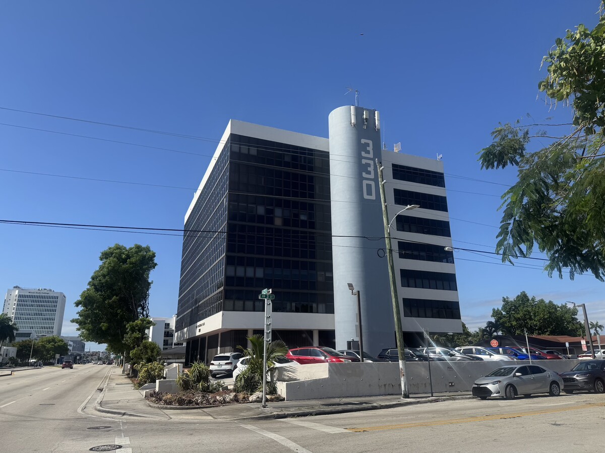 330 SW 27th Ave, Miami, FL 33135 - Lot 309 - - Photo intérieure - Image 1 of 10