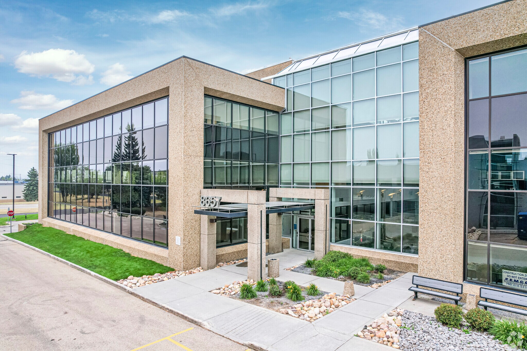 8657 51st Ave NW, Edmonton, AB à louer Photo de l’immeuble– Image 1 sur 5