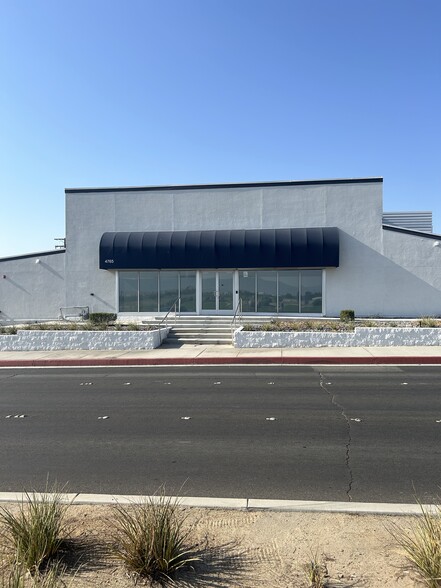 4765 E Ramon Rd, Palm Springs, CA à louer - Photo de l’immeuble – Image 1 sur 12