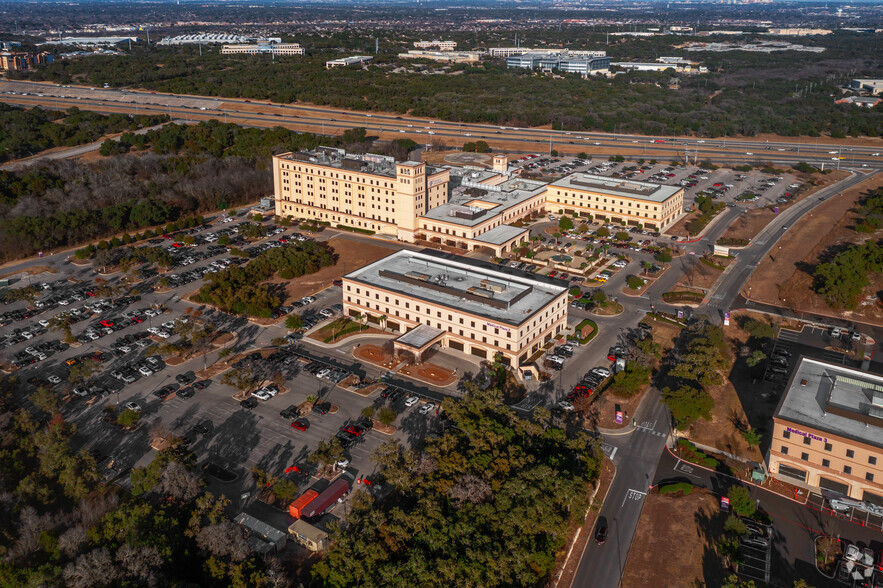 11212 State Highway 151, San Antonio, TX à louer - Photo de l’immeuble – Image 3 sur 8