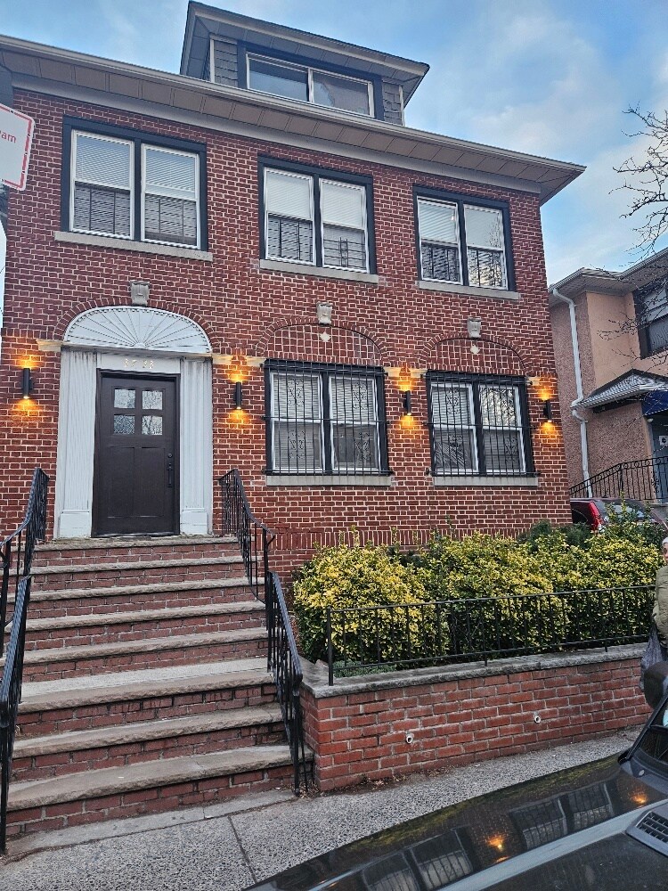 3733 75th St, Jackson Heights, NY à vendre Photo principale– Image 1 sur 10
