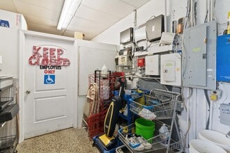 8431-8433 E Colonial Dr, Orlando, FL à louer Photo intérieure– Image 2 sur 9