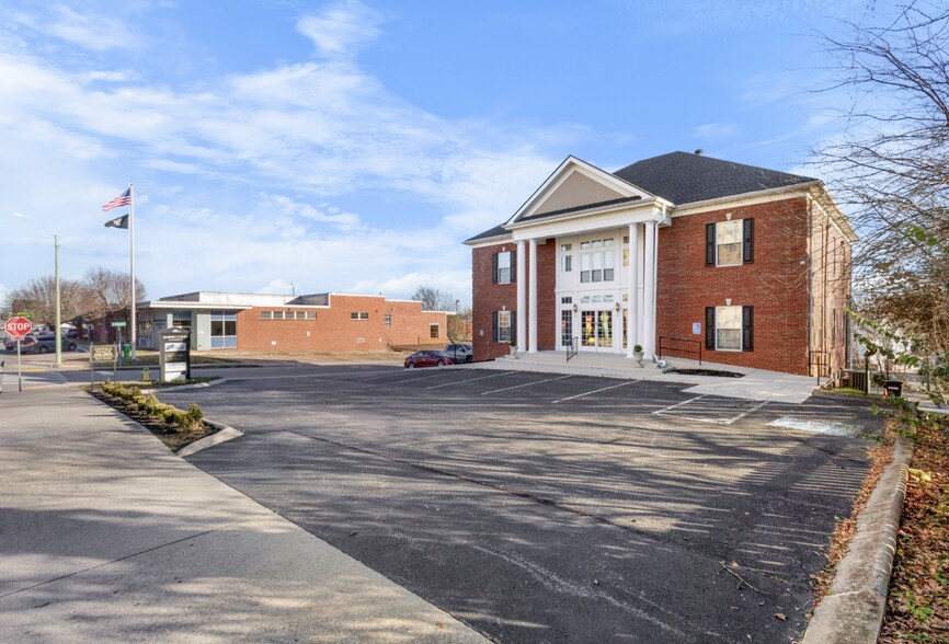 212 Madison St, Clarksville, TN à louer - Photo de l’immeuble – Image 2 sur 13