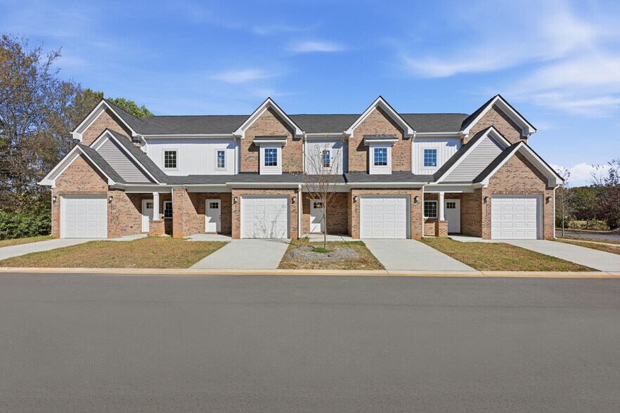 13701 Erwin Rd, Charlotte, NC à vendre - Photo de l’immeuble – Image 3 sur 30