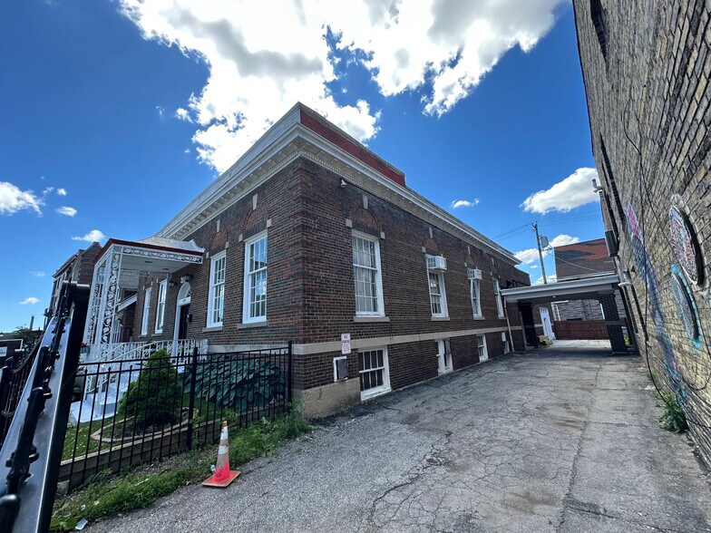 2427 W National Ave, Milwaukee, WI à vendre - Photo de l’immeuble – Image 3 sur 11