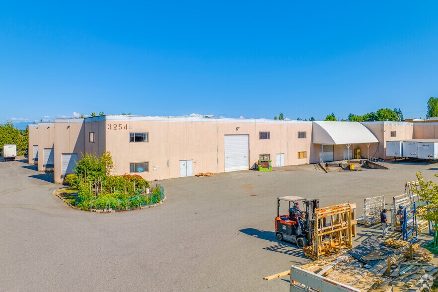 3250-3254 262 St & 26251 Fraser Hwy portefeuille de 3 biens à vendre sur LoopNet.fr - Photo principale – Image 3 sur 4