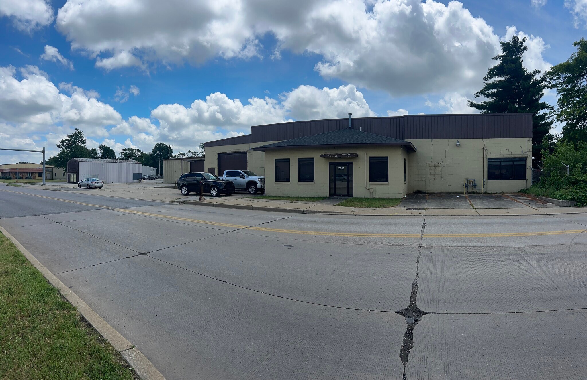 2019 W Lusher Ave, Elkhart, IN à vendre Photo de l’immeuble– Image 1 sur 17