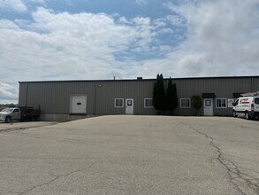 1060 Breezewood Ln, Neenah, WI à louer Photo de l’immeuble– Image 2 sur 2