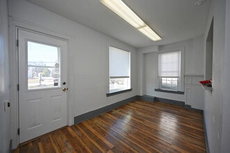 422 Summit Ave, Oconomowoc, WI à louer Photo intérieure– Image 2 sur 22