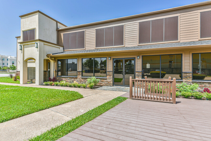 900 W Davis St, Conroe, TX à louer - Photo de l’immeuble – Image 3 sur 3