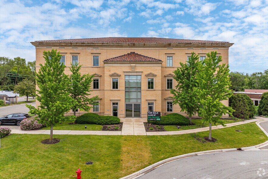 4970 Varsity Dr, Lisle, IL à vendre - Photo de l’immeuble – Image 3 sur 5