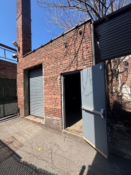 6810 Woodside Ave, Woodside, NY à louer - Photo principale – Image 1 sur 8