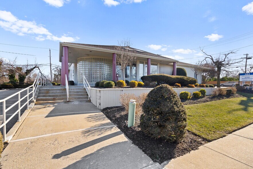 824 Old Country Rd, Plainview, NY à louer - Photo de l’immeuble – Image 1 sur 6
