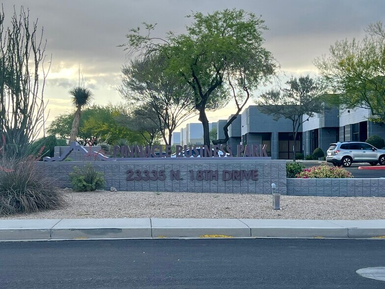 23335 N 18th Dr, Phoenix, AZ à louer - Photo de l’immeuble – Image 2 sur 4