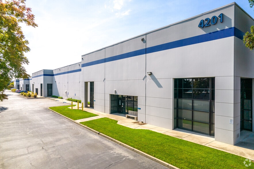 4201 Sierra Point Dr, Sacramento, CA à louer - Photo principale – Image 1 sur 11