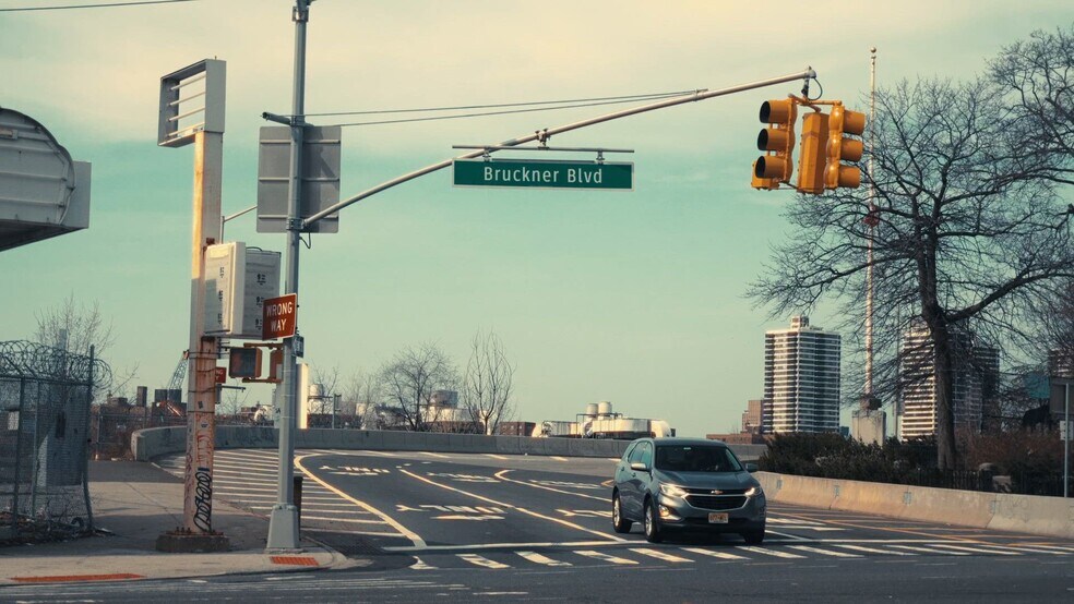 111 Bruckner Blvd, Bronx, NY à louer - Vidéo sur l’annonce professionnelle – Image 2 sur 14