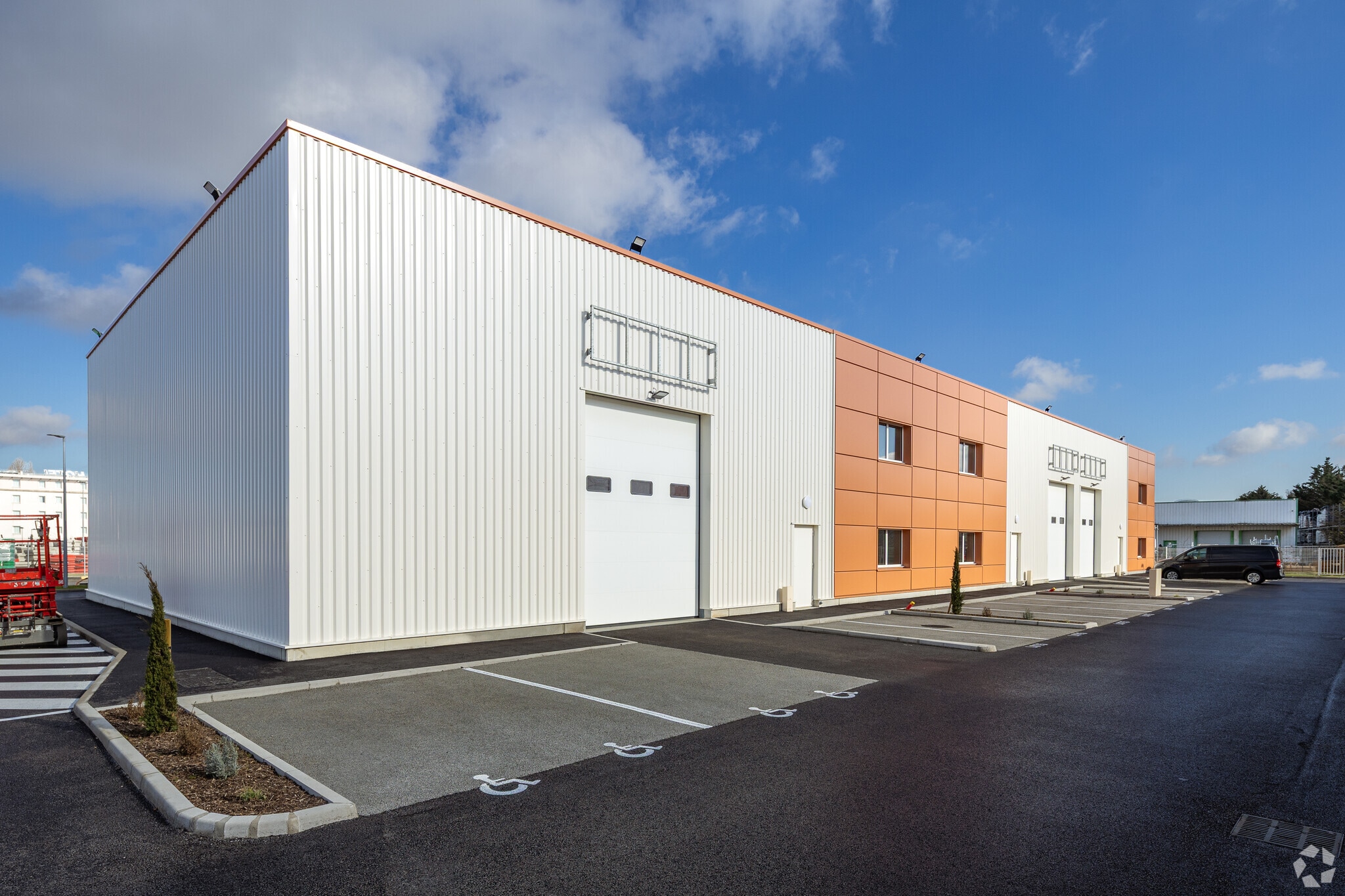 Local d’activités dans Chassieu à louer Photo principale– Image 1 sur 3