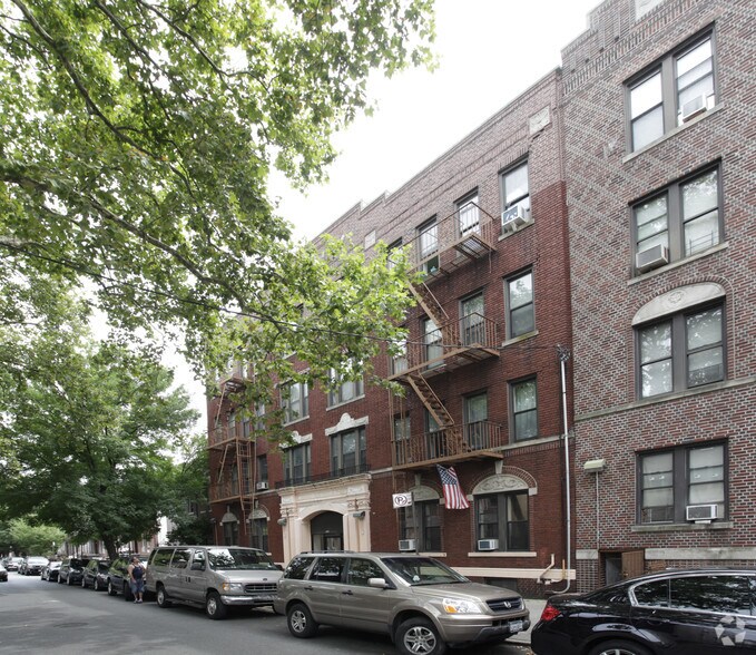 926 47th St, Brooklyn, NY à vendre - Photo de l’immeuble – Image 2 sur 6