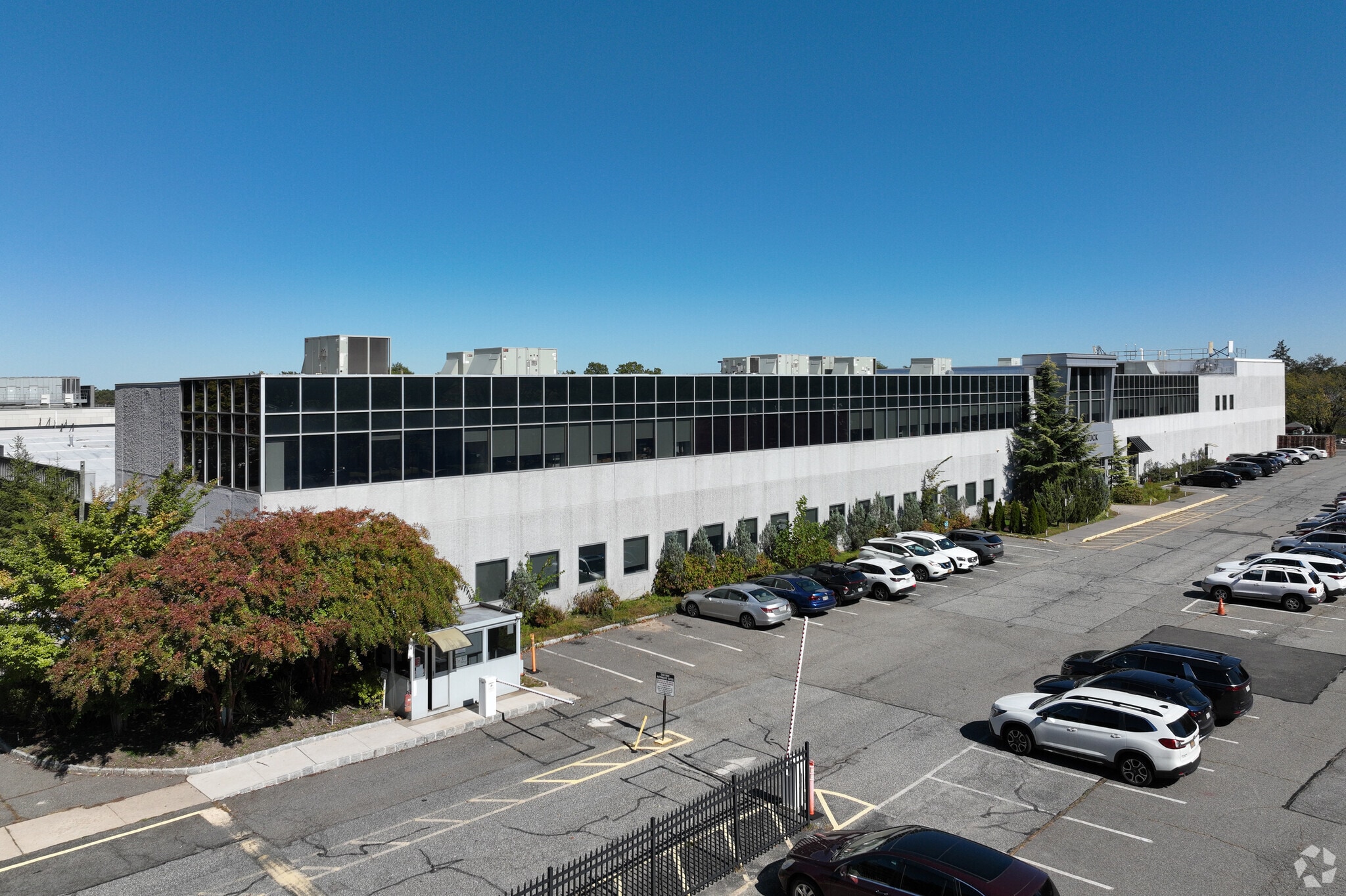 60-15 Little Neck Pky, Little Neck, NY à louer Photo principale– Image 1 sur 19